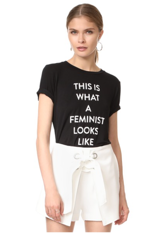 Esta imagen puede contener ropa, ropa, mujer, persona humana, mujer, vestido, niña, y camiseta