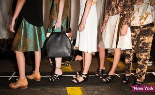Bild kann enthalten Kleidung Kleidung Mensch Rock Tasche Handtasche Zubehör Zubehör Schuhe Schuhe und Sandalen