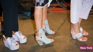 Bild kann enthalten Kleidung Bekleidung Schuhe Menschliche Person Schuh Sneaker und Laufschuh