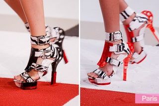 Bild kann enthalten Kleidung Bekleidung Schuhe Schuh Sandale Mensch und High Heel