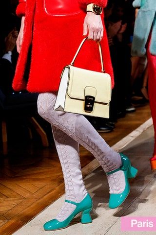 Bild kann enthalten Kleidung Kleidung Mensch Handtasche Zubehör Zubehör Tasche Geldbörse Schuhe und Schuhe