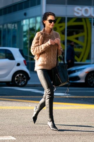 Rjavi pulover z usnjenimi hlačami Katie Holmes v Midtown NYC