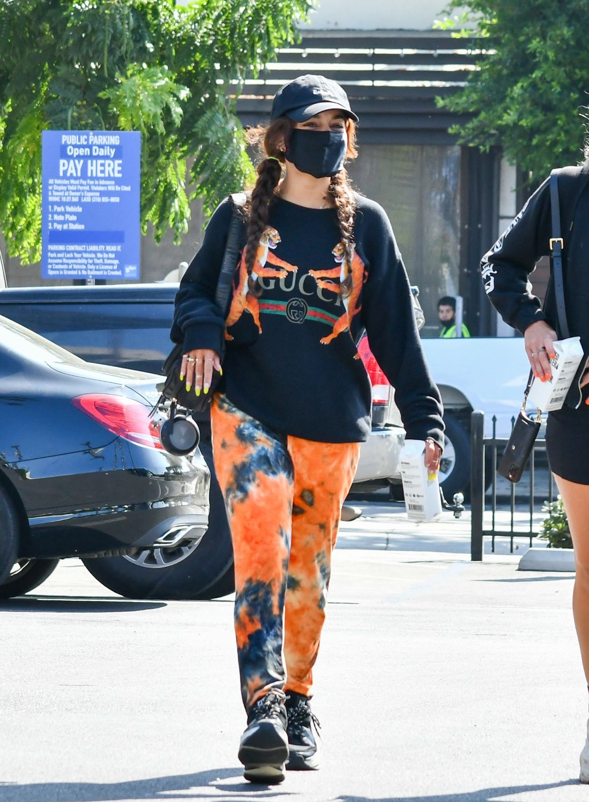 Vanessa Hudgens con pantalones de chándal atados