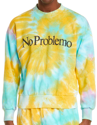 modelo vistiendo sudadera amarilla