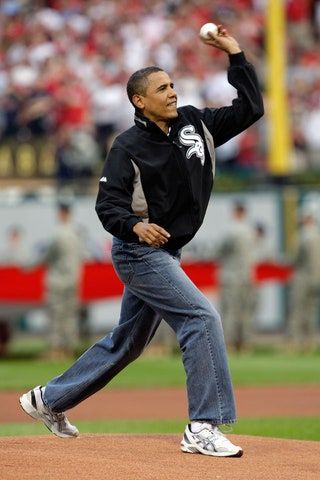 ST LOUIS MO 14. JULI USAs president Barack Obama kaster ut den første banen ved 2009 MLB AllStar Game på Busch...
