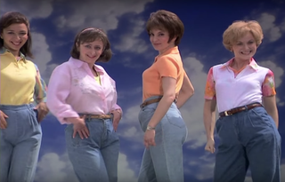 en stillbilde fra Mom Jeans-filmen på Saturday Night Live