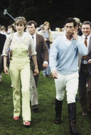 Diana Spencer går i buksebukser med sin fremtidige ektemann Storbritannia