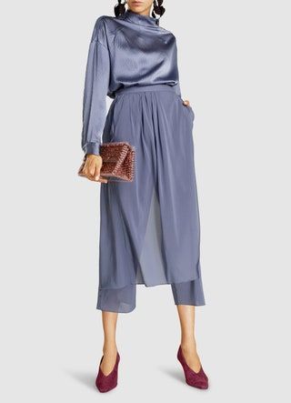 Esta imagen puede contener ropa, ropa, vestido, humano, mujer, pantalones y mujer.