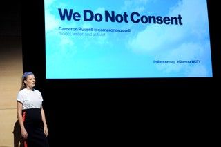 La imagen puede contener Persona humana Multitud Audiencia Interior Diseño de interiores Cameron Russell Discurso Conferencia y aula