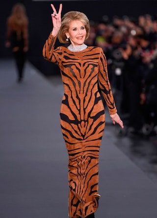 La imagen puede contener Ropa Vestimenta Jane Fonda Moda Persona humana Vestido de noche Vestido y bata