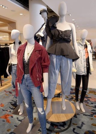 La imagen puede contener ropa y prendas de vestir de la tienda boutique de persona humana