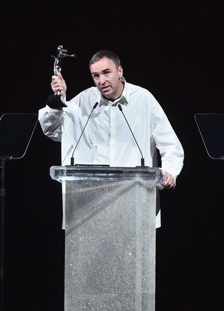 La imagen puede contener Raf Simons Human Person Crowd Audience and Speech