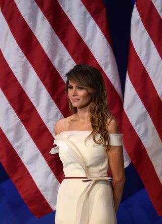 La imagen puede contener el símbolo de Melania Trump Bandera Persona humana y Bandera estadounidense