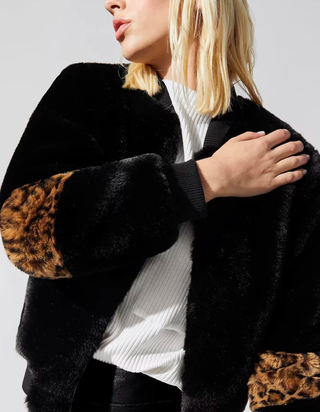 Obraz może zawierać Odzież Odzież Ludzka Blond Nastolatek Dziecko Dziecko Osoba Rękaw i Długi Rękaw