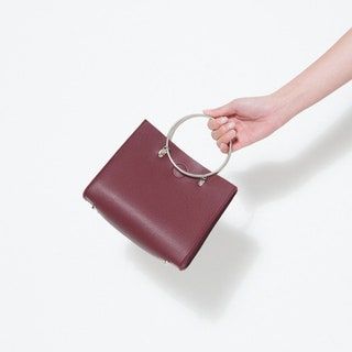 Nuotraukoje gali būti Human Person Handbag Accessories Accessories Krepšys ir piniginė