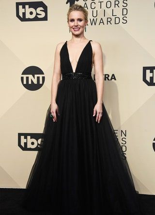 Bild könnte enthalten Kristen Bell Mode Hochzeit Brautkleid Kleidung Kleid Bekleidung Robe Premiere Mensch und Person