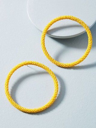 La imagen puede contener collar y accesorios de joyería.
