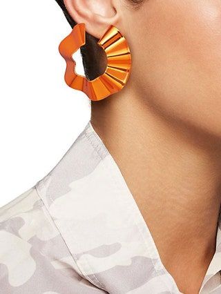 La imagen puede contener accesorios y accesorios para el cuello de una persona humana