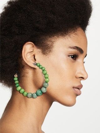 La imagen puede contener una persona humana Accesorios para el cabello Accesorios Joyas y collar