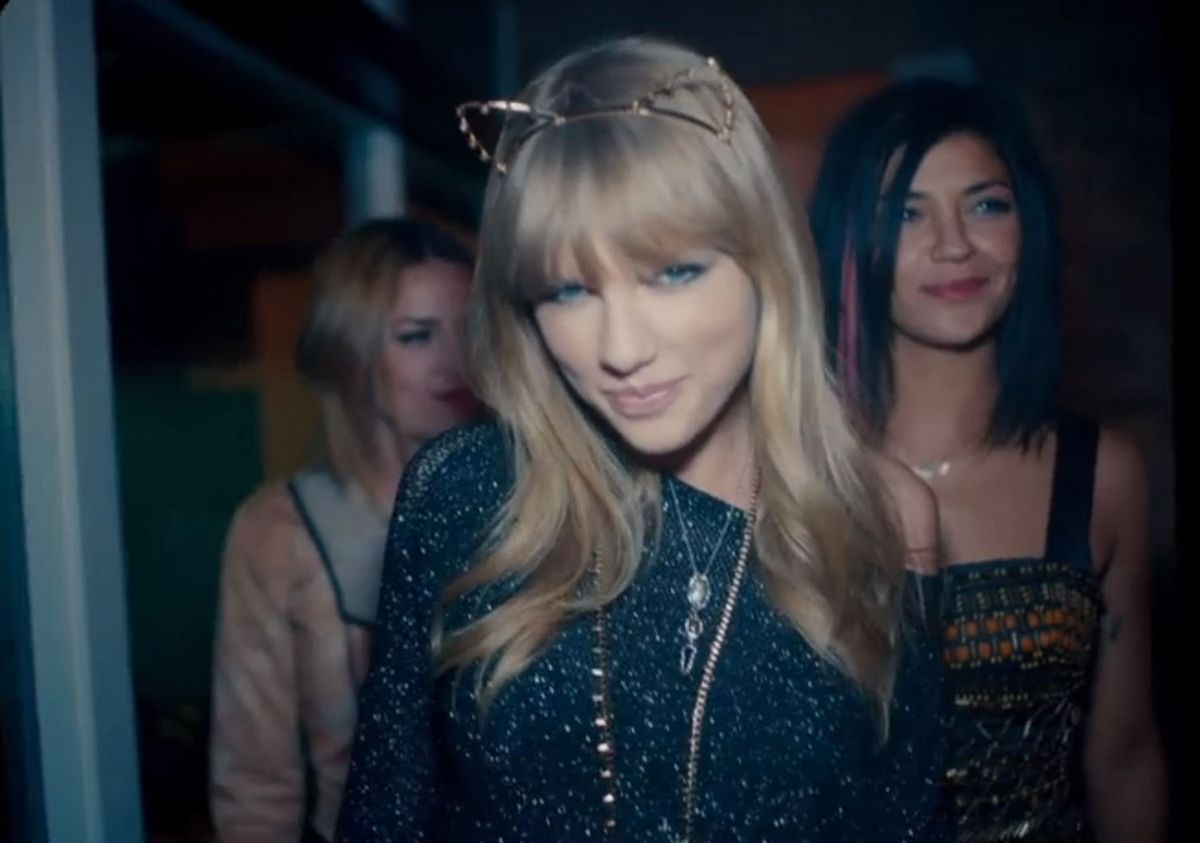 Slika lahko vsebuje Nočni klub Human Person Club Taylor Swift in Jessica Szohr