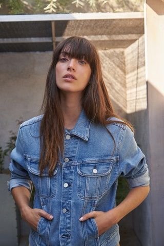 Bilden kan innehålla Byxor Kläder Kläder Denim Jeans Människoperson och Kvinna