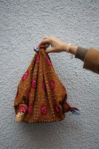 Bilden kan innehålla Kläder Kläder Tillbehör Accessoarväska Handväska och handväska
