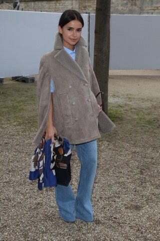 Bild kann enthalten Miroslava Duma Kleidung Bekleidung Mantel Mantel Mensch und Hose