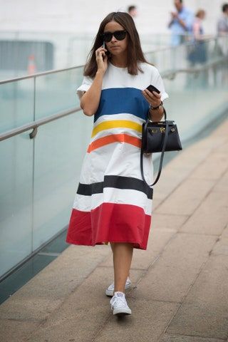 Bild kann enthalten Kleidung Bekleidung Schuhe Schuh Mensch Sonnenbrille Zubehör Zubehör Damen und Tasche