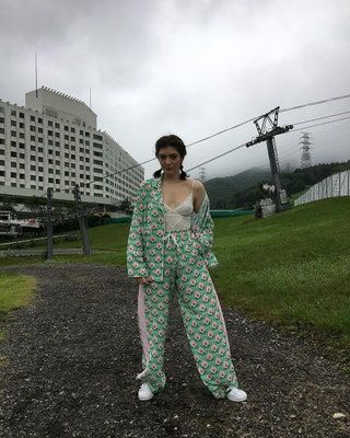 Bild kann Lorde Bekleidung Bekleidung Mensch Mensch Straße Asphalt und Asphalt enthalten