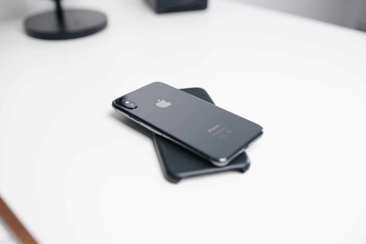 To iPhone stablet oppå hverandre