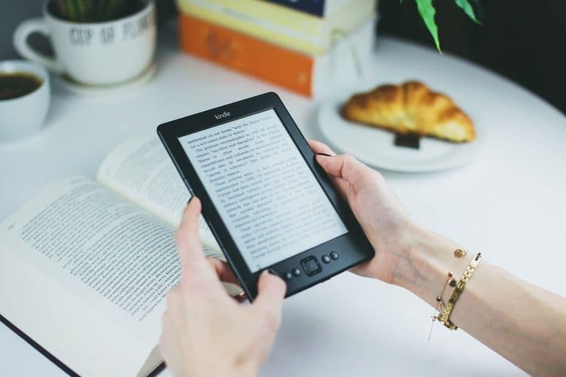 branje e-knjige o Amazon Kindlu