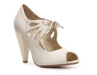Bild kann Kleidung Bekleidung Schuhe Schuh und High Heel enthalten