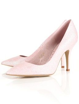 Bild kann Kleidung Bekleidung Schuh Schuhe und High Heel enthalten