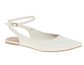 Bild kann Kleidung Bekleidung Schuhe Sandale und Schuh enthalten