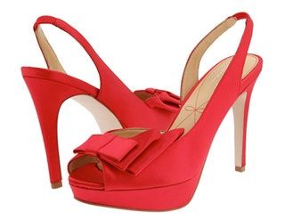 Bild kann Kleidung Schuhe Sandalen Bekleidung Schuh und High Heel enthalten