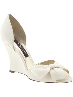 Bild kann Kleidung, Kleidung, Schuhe und Sandalen enthalten