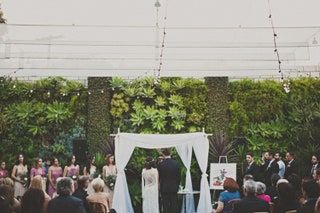 ในภาพอาจจะมี คน ผู้คน กลางแจ้ง Porch Patio Garden Arbor and Tent
