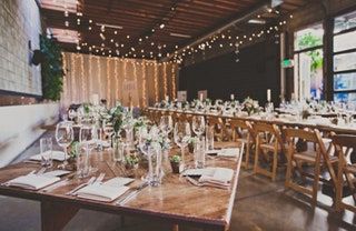 ในภาพอาจจะมี เฟอร์นิเจอร์ โต๊ะ โต๊ะอาหาร เก้าอี้ ในที่ร่ม Room Tabletop Restaurant Home Decor and Dining Room