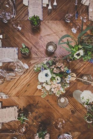 ในภาพอาจจะมี เฟอร์นิเจอร์ โต๊ะโต๊ะ Home Decor Wood Glass and Dining Table