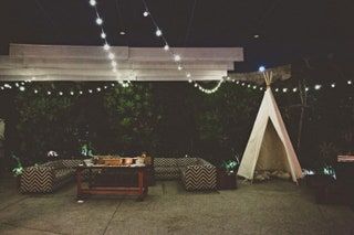 ในภาพอาจจะมี ลานเฉลียง ระเบียง Pergola Furniture Bench Tent and Outdoors