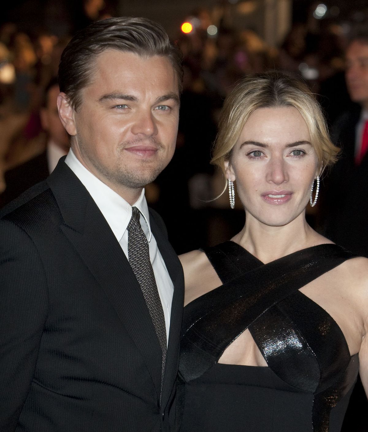 La imagen puede contener Kate Winslet Leonardo DiCaprio Corbata Accesorios Accesorio Abrigo Traje Ropa Abrigo y ropa