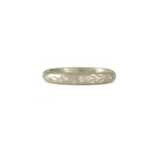 La imagen puede contener accesorios de joyería, anillo de accesorios y plata