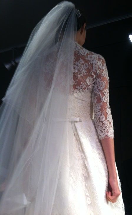 La imagen puede contener Ropa Vestimenta Velo Vestido de novia Vestido de novia Moda Humano y persona