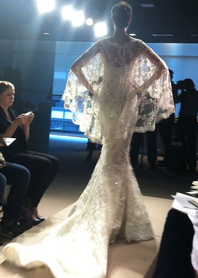 La imagen puede contener Ropa Vestimenta Persona humana Vestido de noche Vestido de moda Bata y vestido