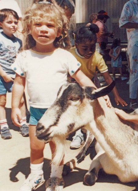 La imagen puede contener Persona humana Ropa Calzado Calzado Ropa Animal Mamífero Pantalones cortos y cabra