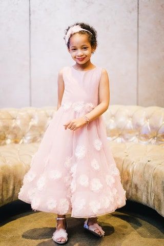 Esta imagen puede contener ropa, ropa, persona humana, vestido de noche, bata, moda, vestido de novia y boda