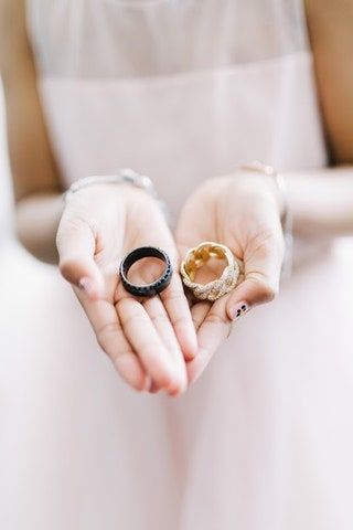 La imagen puede contener accesorios para anillos de joyería, accesorios para personas y personas