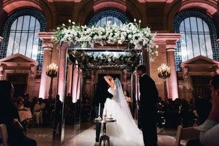 Esta imagen puede contener ropa ropa persona humana bata moda vestido de novia y vestido de novia