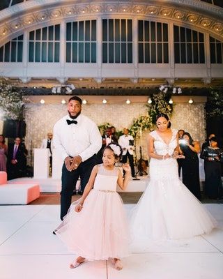 La imagen puede contener Ropa Vestimenta Persona humana Bata Moda Vestido Abrigo Abrigo Traje y boda