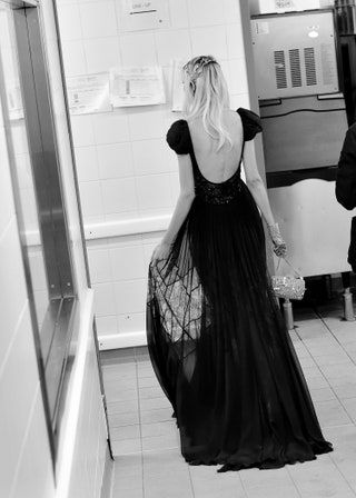 La imagen puede contener Ropa Vestimenta Bata Moda Vestido de noche Vestido Persona humana Vestido femenino y mujer
